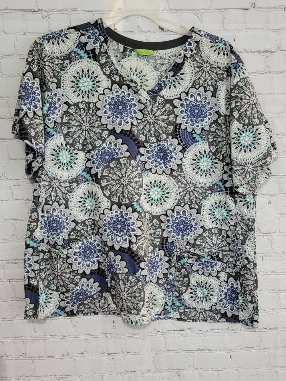 Vera Bradley Women's Floral Medallion Short Sleeve Scrub Top - Blue & Gray 2X